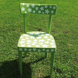 grüner Stuhl mit weißen Blumen