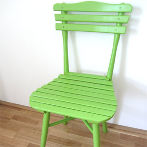 hellgrüner Stuhl mit Leisten